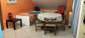 a small room with a table and a bed at Colle dell'Ara in Chieti