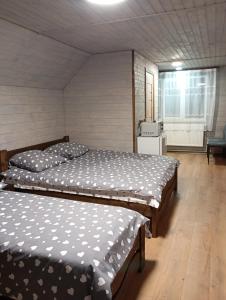 Ένα ή περισσότερα κρεβάτια σε δωμάτιο στο Шепіт лісу +16 φωτογραφίες