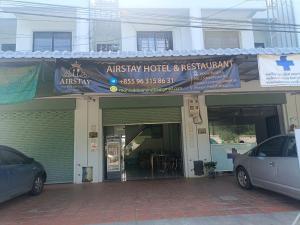 Airstay hotel and restaurant في بنوم بنه: مبنى يحمل لافتة فندق ومطعم أناناشي
