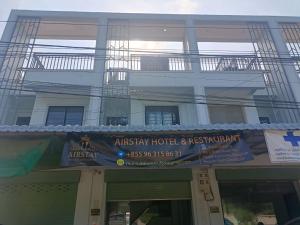 Airstay hotel and restaurant في بنوم بنه: مبنى عليه لافته