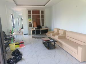 Airstay hotel and restaurant في بنوم بنه: غرفة معيشة مع أريكة وطاولة