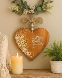 Ein hölzernes Herz mit einer Kerze hängt an der Wand. in der Unterkunft 4 Seasons Suites Paradise Athens Airport 2 in Markopoulo