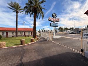 een bordje voor een ligstoelnaam bij Del Rio Hotel O near Mesa Downtown in Mesa