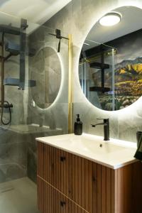 Ένα μπάνιο στο The Sun House