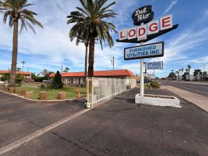een bord voor een motel met een palmboom bij Del Rio Hotel O near Mesa Downtown in Mesa