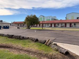 Un estacionamiento con una hilera de rocas al lado de una carretera. en Del Rio Hotel O near Mesa Downtown, en Mesa