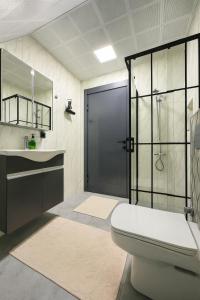 un bagno con wc e doccia in vetro di ŞAHNAZ VİLLA Suits a Belek