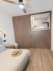 Кровать или кровати в номере Hostal La Casa Del Escudo