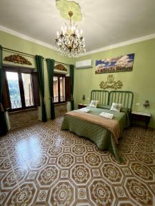 Casa del Ghetto في بيتيجليانو: غرفة نوم بسرير وثريا