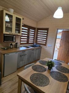 Køkken eller tekøkken på WYPOCZYWANKO w BORSKU domek 42 + 4 billeder