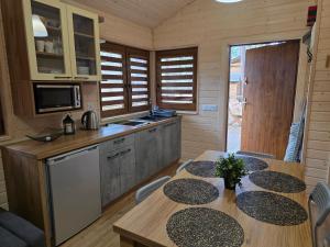 Køkken eller tekøkken på WYPOCZYWANKO w BORSKU domek 42