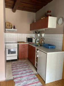 una cucina con elettrodomestici bianchi e armadi marroni di Chata Pod Úbočou a Liptovská Teplička