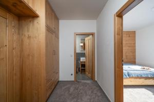 Postel nebo postele na pokoji v ubytování Aspen Lodge Apartments & Sauna + 41 fotografií