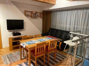 un soggiorno con un tavolo e un divano di Chata Pod Úbočou a Liptovská Teplička