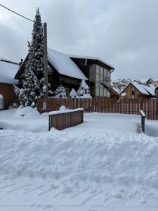 una casa con un cortile coperto di neve di Chata Pod Úbočou a Liptovská Teplička