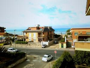 トルヴァイアニカにあるTorvajanica Apartamentの家と海の景色