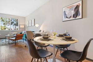 Χώρος καθιστικού στο Modern 2BR/2BA in Irvine Pool & Gym