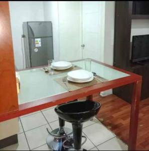 a glass table with two plates on top of it at Concepto HD Merced in Santiago