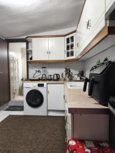 Kuchyň nebo kuchyňský kout v ubytování Το Σπίτι στην Πόλη του Μύλου των Ξωτικών