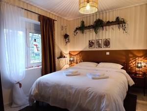 Postel nebo postele na pokoji v ubytování Το Σπίτι στην Πόλη του Μύλου των Ξωτικών + 5 fotografií