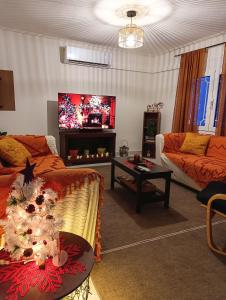 TV a/nebo společenská místnost v ubytování Το Σπίτι στην Πόλη του Μύλου των Ξωτικών