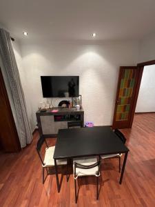 Et tv og/eller underholdning på HABITACIÓN barcelona + 4 billeder