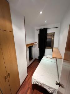 En eller flere senge i et værelse på HABITACIÓN barcelona