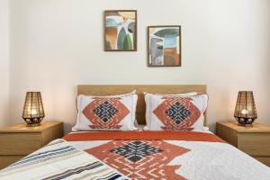 En eller flere senge i et værelse på Fancy Irvine Apartment | Shopping + Dining