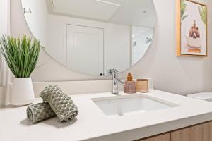 Et badeværelse på Fancy Irvine Apartment | Shopping + Dining + 25 billeder