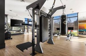 Fitnesscentret og/eller fitnessfaciliteterne på Fancy Irvine Apartment | Shopping + Dining