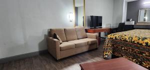 Μια τηλεόραση ή/και κέντρο ψυχαγωγίας στο Eagle Inn by Hotel O Richmond Midlothian Turnpike