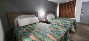 Ένα ή περισσότερα κρεβάτια σε δωμάτιο στο Eagle Inn by Hotel O Richmond Midlothian Turnpike