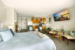 Η κουζίνα ή μικρή κουζίνα στο Ground Floor Queen Studio - Ocean View - Pool and Hot Tub