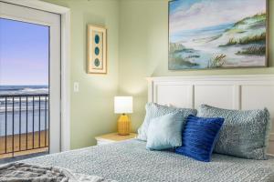 Ένα ή περισσότερα κρεβάτια σε δωμάτιο στο Ground Floor Queen Studio - Ocean View - Pool and Hot Tub