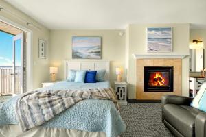 Ένα ή περισσότερα κρεβάτια σε δωμάτιο στο Ground Floor Queen Studio - Ocean View - Pool and Hot Tub