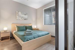 a bedroom with a bed with a wooden headboard at Irvine Luxury Living | Pool, Gym & Prime Location in Irvine +27 photos
