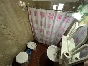ein Badezimmer mit Toilette und Waschbecken in der Unterkunft Hotel General Paz in Villa Carlos Paz + 11 Fotos