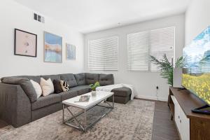 uma sala de estar com um sofá e uma mesa em * Stylish Place In The Heart Of Orange County * em Tustin