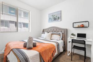 um quarto com 2 camas e uma secretária com um computador portátil em * Stylish Place In The Heart Of Orange County * em Tustin