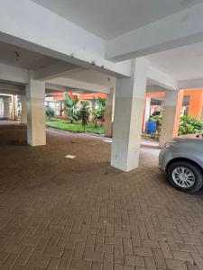 un coche aparcado en el estacionamiento de un edificio en Jerres Inn, en Mtwapa 4 fotos más