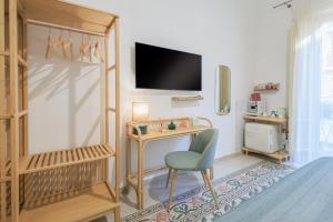 a bedroom with a desk and a tv and a chair at Vintage Rooms in Palermo