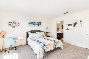 um quarto com uma cama e uma escrivaninha em Spacious Place 8 Mins To Disneyland *FREE Parking* em Tustin