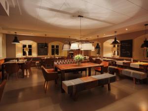 Monheim的住宿－克朗賓館，一间带桌椅的餐厅和一间用餐室