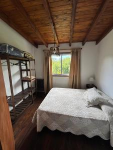 Ένα ή περισσότερα κρεβάτια σε δωμάτιο στο La Loisa - Bungalows & Rooms