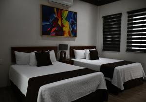 Ένα ή περισσότερα κρεβάτια σε δωμάτιο στο Hotel La Ramonna Melaque +16 φωτογραφίες