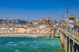 uma praia com um cais e uma multidão de pessoas em Spacious Place 8 Mins To Disneyland *FREE Parking* em Tustin