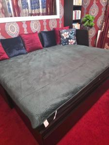 Ένα ή περισσότερα κρεβάτια σε δωμάτιο στο JEVA Apartman HAJDÚSZOBOSZLÓ