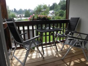 2 Stühle und ein Tisch auf dem Balkon in der Unterkunft Ausseer Kleeblatt in Bad Aussee