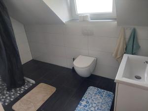 Ένα μπάνιο στο 2 Zimmer Wohnung in Siegen Dachgeschoss +23 φωτογραφίες