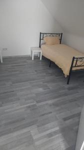 Un pat sau paturi într-o cameră la 2 Zimmer Wohnung in Siegen Dachgeschoss